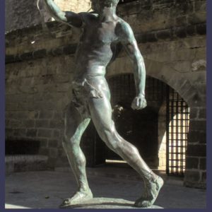 Fotografía de una escultura de bronce de un hondero, portada del libro L'illa dels foners